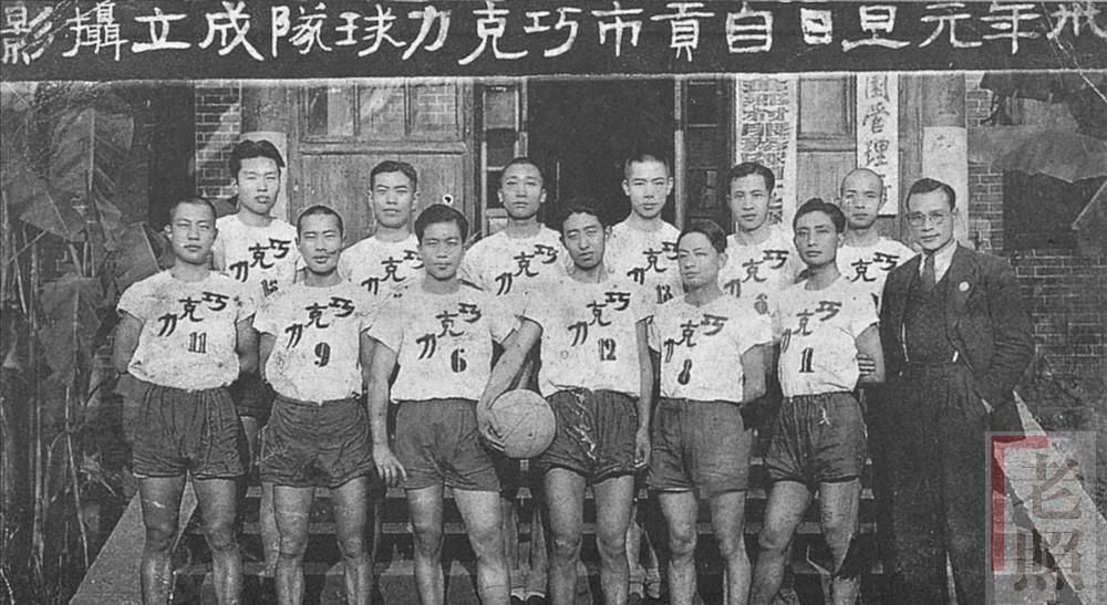 1920或30年月的上海。                                      开办小学多年并自任校长的陈绍常（石挥）早年丧妻，独自扶养两子建中、建安然平静一女建英。与他一路糊口的年夜姐劝他续弦，他虽也有心，却因目击好友的爱女刘敏华备受后母凌虐，断了动机。不久，好友亡故，敏华辞别他后随后母迁居外埠，一别十年。两人再会面时，敏华（朱嘉琛）已成长为自力自强却不掉贤淑的新女性，因不肯再受后母左右，她奉求绍常介